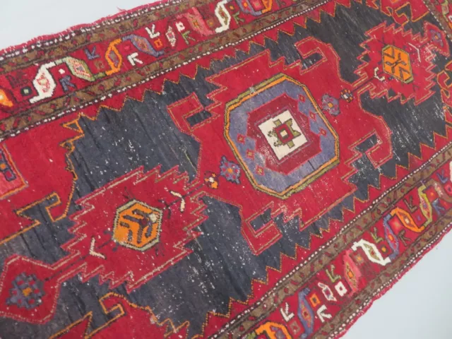 A CHARMING OLD HANDMADE TRADITIONAL ORIENTAL WOOL ON COTTON RUG (210 x 110 cm)