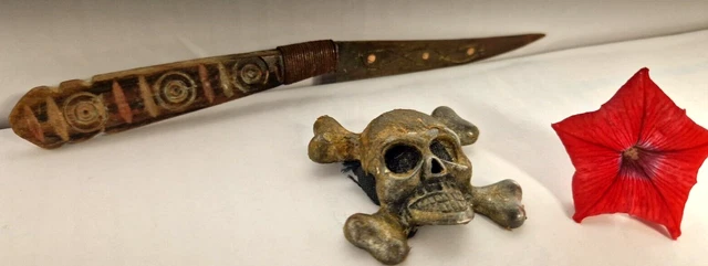 Ritual marroquí cuchillo viejo y cráneo.