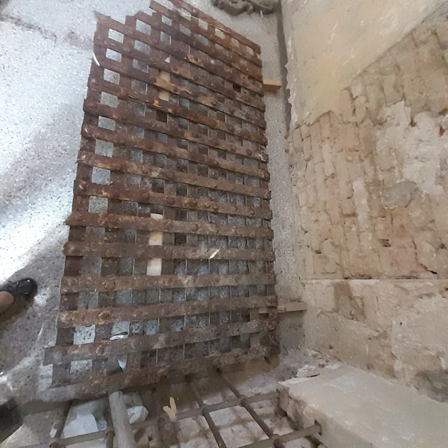 grata antica in ferro battuto