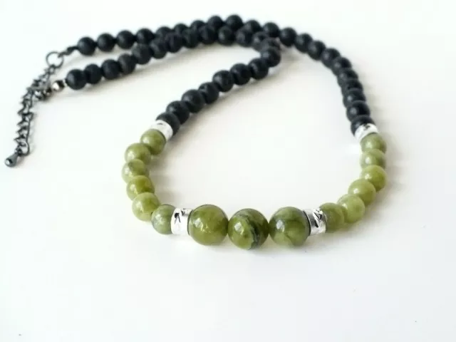 Collier jade vert et pierres de lave 40 cm naturels, perles 6 mm et 8 mm.