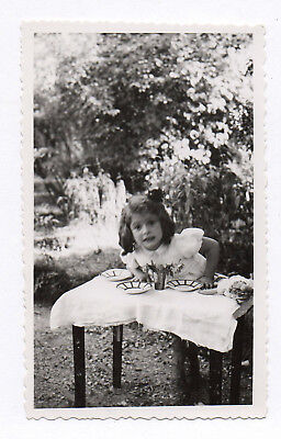 PHOTO ANCIENNE Jouet Jeu Toy Enfant Petite Fille Dinette Vaisselle 1947 Repas