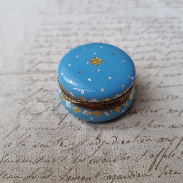 Boîte En Cuivre Doré Avec Miniature. France, époque Napol