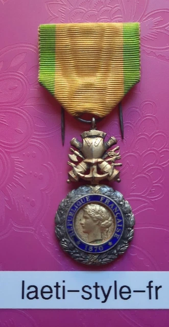 Médaille Valeur Et Discipline – République Française, Insigne De Décoration, Ancien