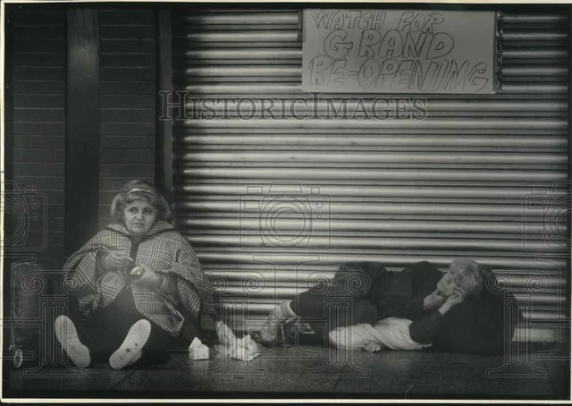 1989 Press Photo Homeless women in Penn Station, New York City - tta00716