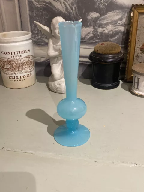 Jolie vase en opaline Bleu