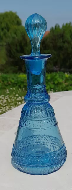 belle petite carafe en verre bleue ciselée (Portieux ?) avec son bouchon.