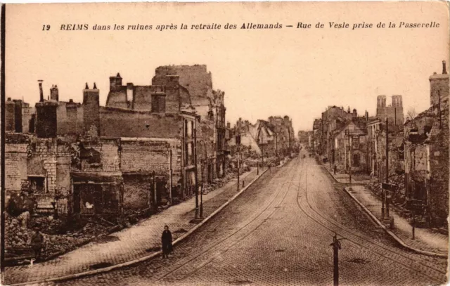 MILITARY CPA Reims in the ruins after the retreat of the Germans (316326)