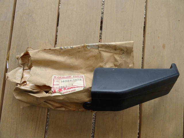 Caches Latéraux En Caoutchouc Kawasaki S2 250 / S1 350 – 31082-005 – Neuf Origine