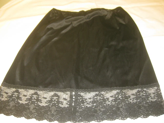 Vtg Vanity Fair size M antron III nylon half slip black wide lace