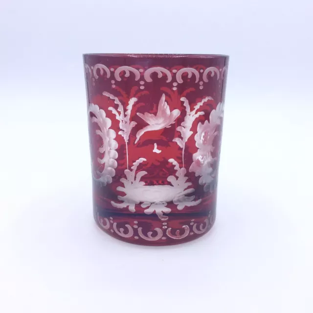 Gobelet à eau cristal soufflé coloré rouge gravé décor chasse Bohème début XXème