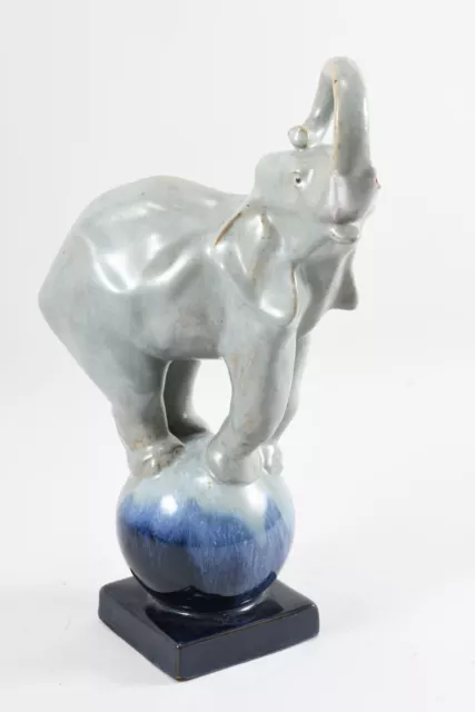 M56E10- Art Deco Keramik Figur, Elefant auf Kugel