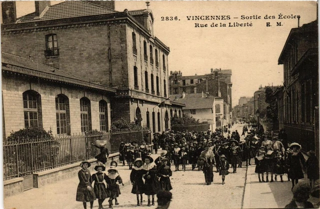 CPA AK VINCENNES Sortie des Écoles Rue de la Liberté (672283)