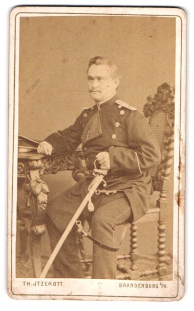 Fotografie Th. Jtzerott, Brandenburg a. H., Offizier in Uniform mit Säbel sitze