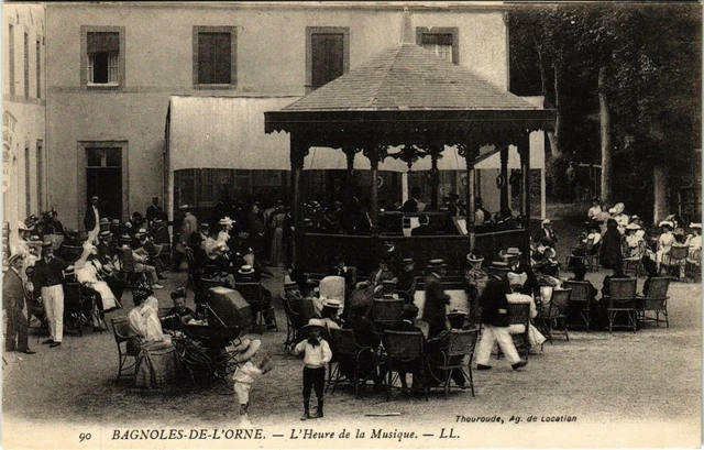 CPA Bagnoles de L'Orne - L'Heure de la Musique (800516)