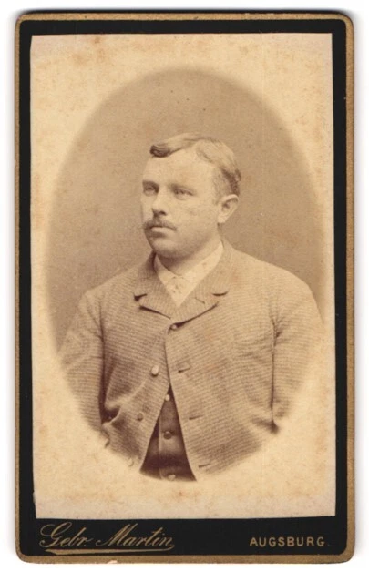 Fotografie Gebr. Martin, Augsburg, Bahnhofstr., Portrait Mann im karierten Anzu