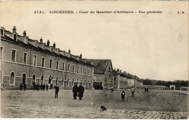 CPA Vincennes cour du Quartier d'Artillerie (1347182)