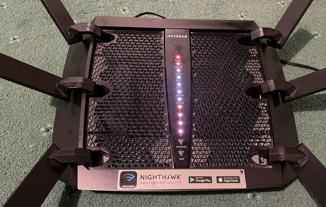 Netgear Nighthawk C6 AC3200 TRI-Band router. Model R8000 2