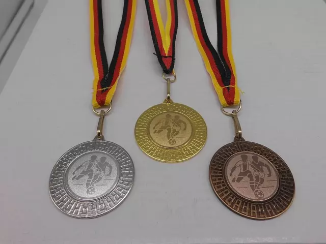 Fußball Pokal Kinder Medaillen 3er Set mit Band&Emblem Pokale Turnier (9285)