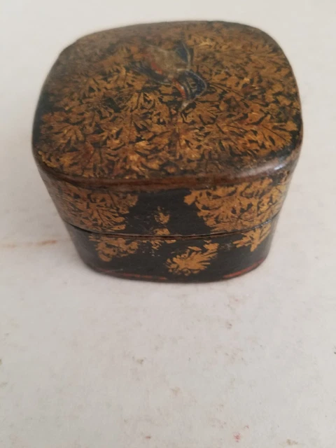 Époque Napoléon Iii , Boite Pilule Ou Bijoux, En Papier Mâche Laqué Noir 