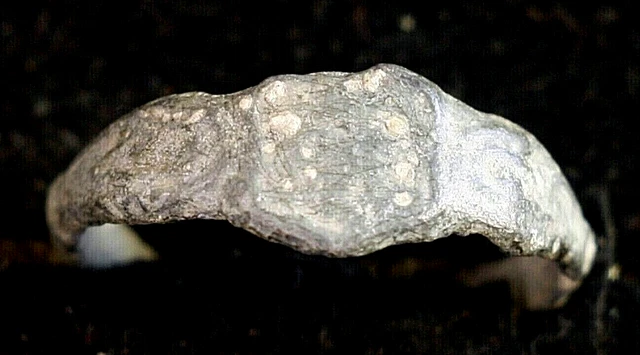 Anillo auténtico medieval. Imagen de un escudo heráldico. Mujer. Bronce _5808