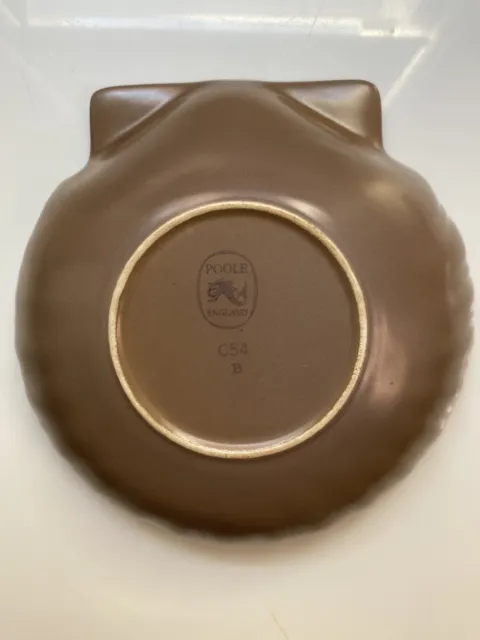 Poole Pottery Twin Tone Scallop Dish - Mushroom / Sepia C54 B - 1955-1959 3