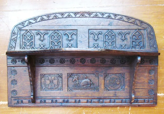 Geschnitztes einmaliges antikes kleines Eichen Regal aus einer Kolster Sakristei