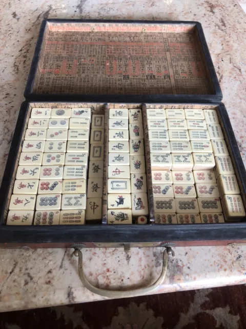 Alter Antik Mahjong Spiel mit Koffer.