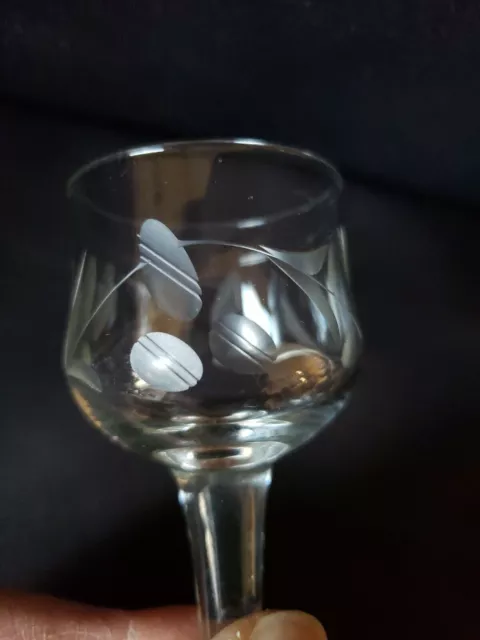 Ensemble de 5 verres anciens en cristal taillé pour liqueur ou alcool blanc. 3