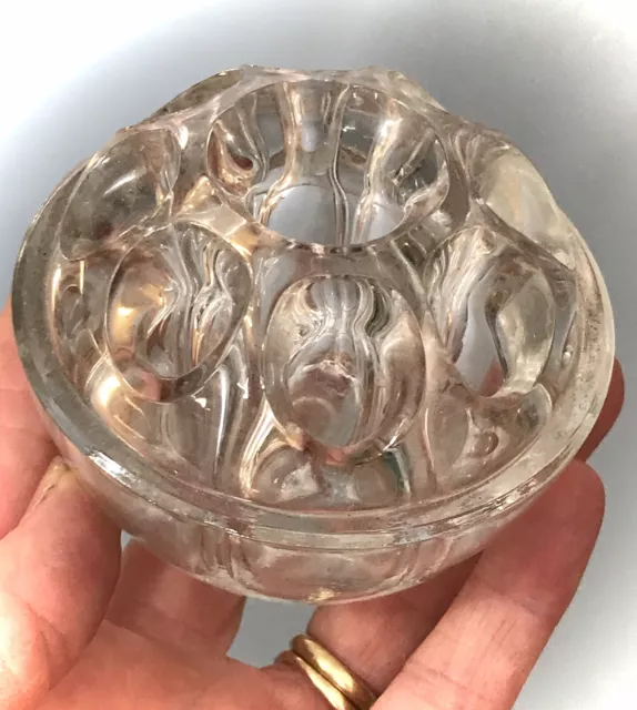 Ancien vase pique-fleurs boule  verre moulé transparent à 8 trous