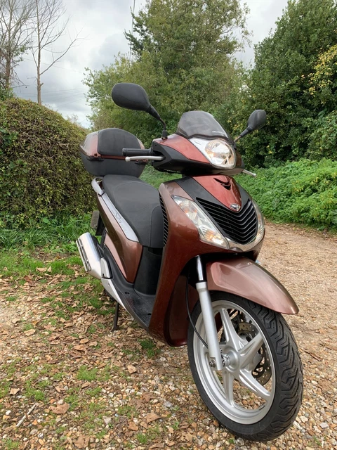 Honda Sh 125 B 2011 Scooter In Red With Topbox