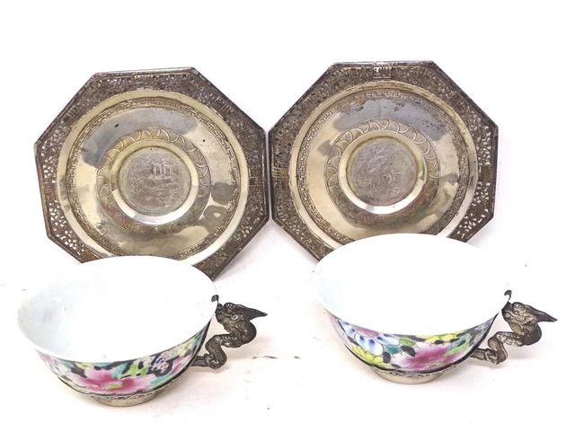 Paire de tasses en porcelaine chinoise ancienne montées en argent avec soucoupes