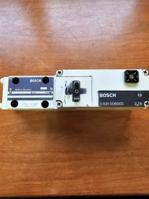 Válvula servo solenoide Bosch 0 811 404 038 con retroalimentación de posición eléctrica