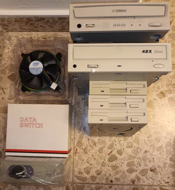PC Konvolut, 2*CD-Player, 3*Floppy-Laufwerk, 1*Intel Kühler, 1*Data Switch