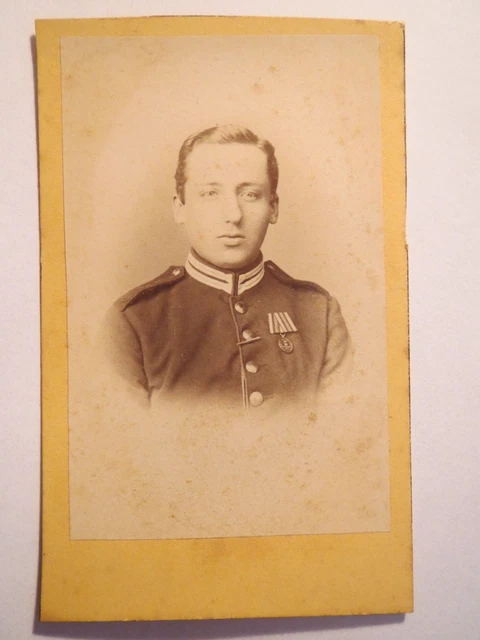 Berlin - Soldat in Uniform mit Orden - Portrait / CDV