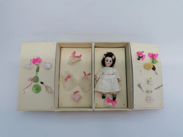 POUPÉE ANCIENNE MIGNONNETTE en porcelaine avec habits d'origine EUR 220