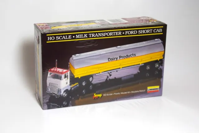 Lindberg 1054 HO Scale Snap Ford Short Cab Milk Transporter Plastic Model Kit