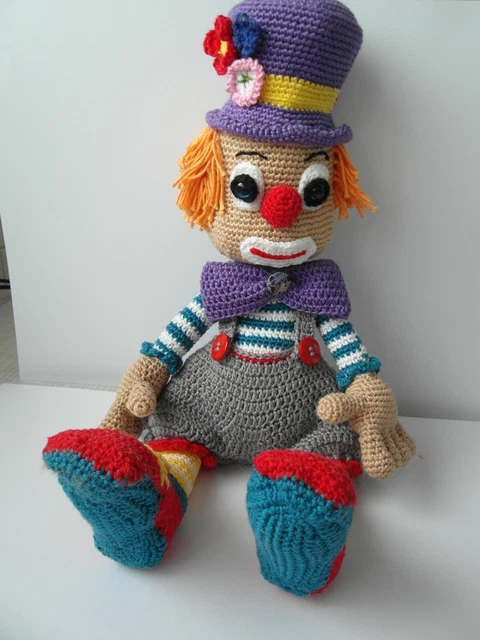 Amigurimi Clown 30 cm sitzend hoch / stehend 40 cm Handarbeit in bunten Farben