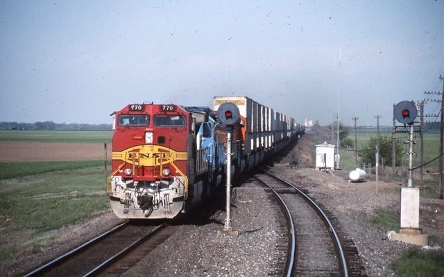 BNSF D9-44CW 770 wTrain Orig Kodachrome Slide H69