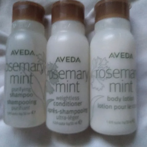 Aveda 12 botellas de tamaño de viaje de cada una: 4 champú, 4 acondicionadores, 4 lociones corporales 