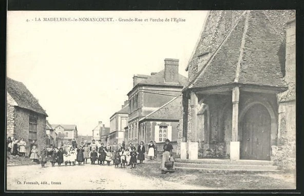 CPA La Madeleine-de-Nonancourt, Grande-Rue et Porche de l´Eglise