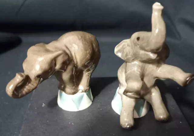 VNT Hagen-Renaker miniature ceramic Cricus elephants seated/standing set of 2