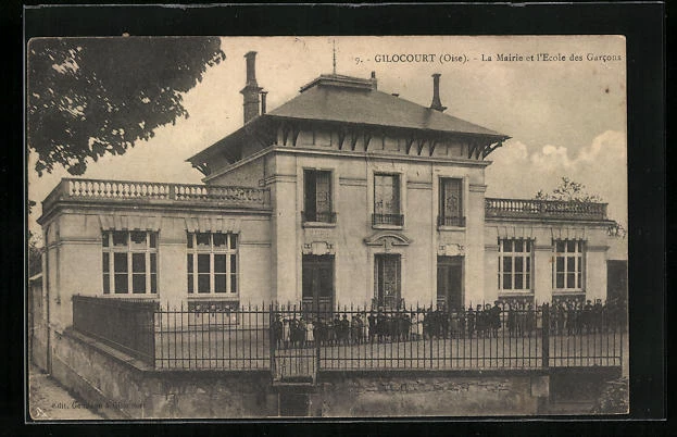 CPA Gilocourt, La Mairie et l´Ecole des Garcons