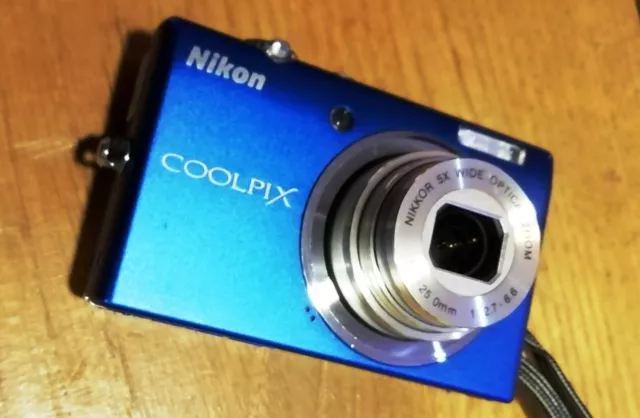 Appareil photo numérique vintage, joli Nikon Coolpix S570, 12Mp - Japon 2009