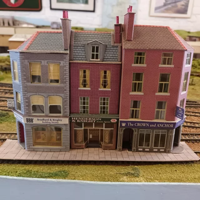 Metcalfe  Low Relief Pub and shops, model railway buildings