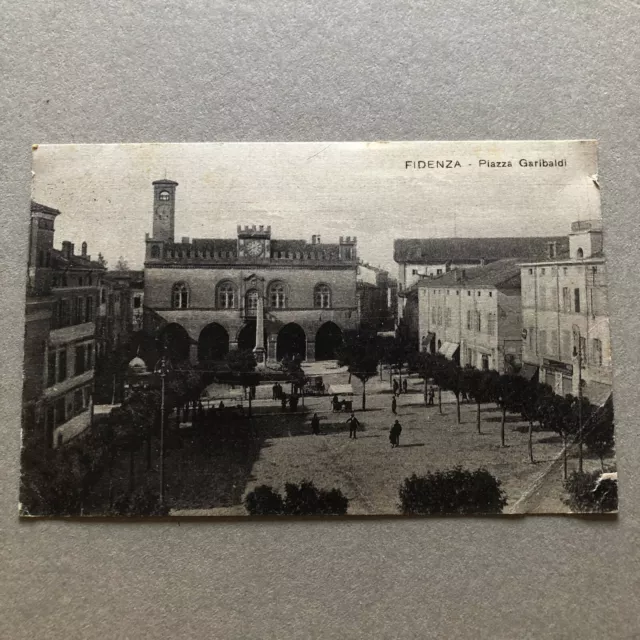 B) Cartolina formato piccolo Fidenza Parma piazza Garibaldi 1927 ambulante
