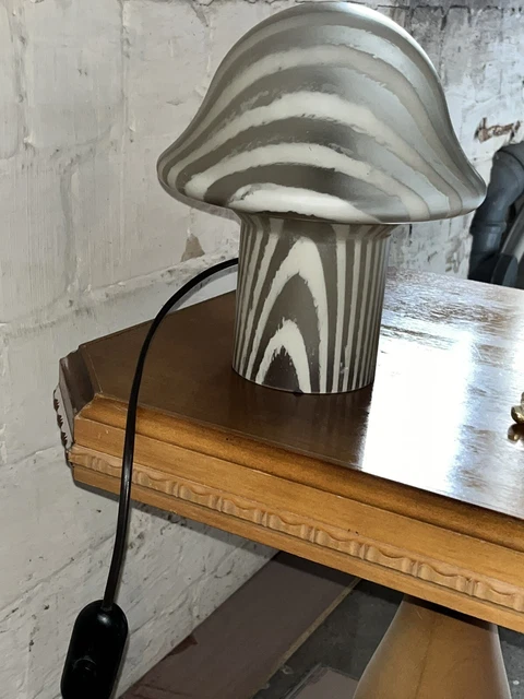 LOGT Pilzlampe Nachttischlampe - Dimmbare Tischleuchte Mit Gestreiftem Glas