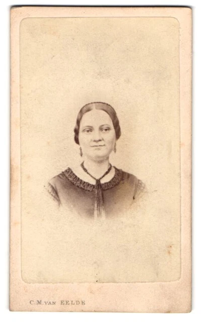 Fotografie C. M. van Eelde, Wiesbaden, Portrait junge Dame mit moderner Frisur