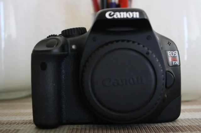 Canon EOS Rebel T2i 18 MP Digital SLR Camera - Black (Body) Shutter count = 8608