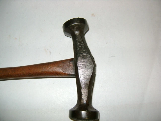 OUTIL ANCIEN Cordonnier Marteau à clouer Raynal (table quadrillée) art populaire