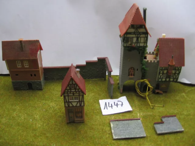 0447	Faller H0 Bausatz „Alte fränkische Stadtmauer mit Fachwerk-Häuser“ gebaut.